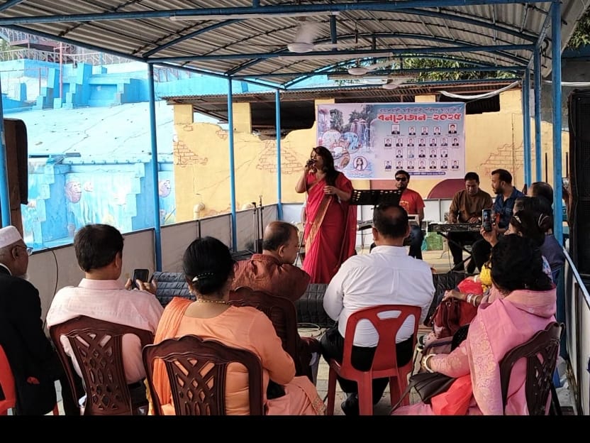 সংগীত পরিবেশন করছেন শিল্পী সূবর্ণা রহমান