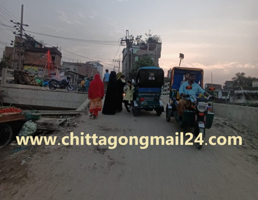 অসম্পূর্ণ ব্রীজে ঝুঁকিপূর্ণভাবে পারাপার